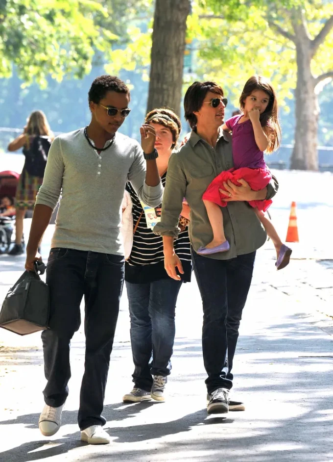 Suri Cruise hơn 10 năm xa lánh anh chị, bị ghẻ lạnh vì tanh lòng? - Hình 2