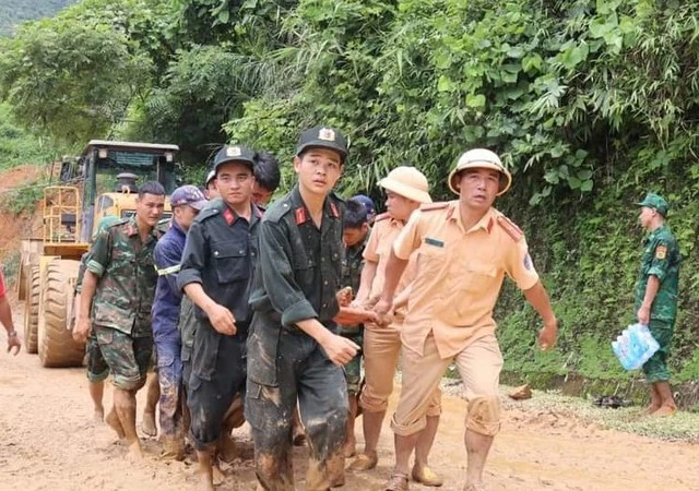 Vụ xe khách bị vùi lấp: tăng số người thương vong, khối lượng đất đá ngày sâu - Hình 1