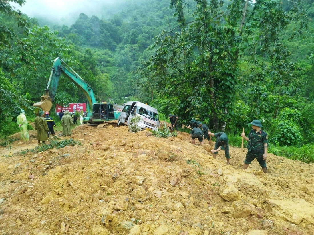 Vụ xe khách bị vùi lấp: tăng số người thương vong, khối lượng đất đá ngày sâu - Hình 5