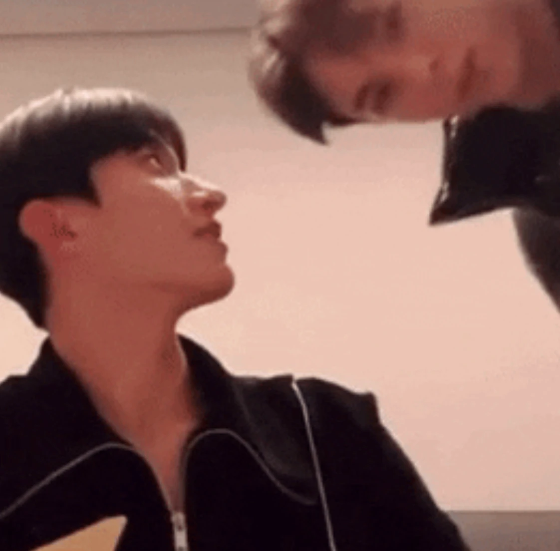 Dino (Seventeen): Em út quốc dân Kpop, từng vạ miệng khiến đồng đội xanh mặt - Hình 6
