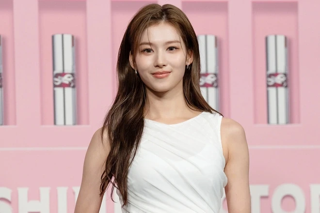 Sana (Twice) bị YSL hạ bệ tố sao chép Rosé bên trọng bên khinh khiến fan nổi đóa - Hình 4