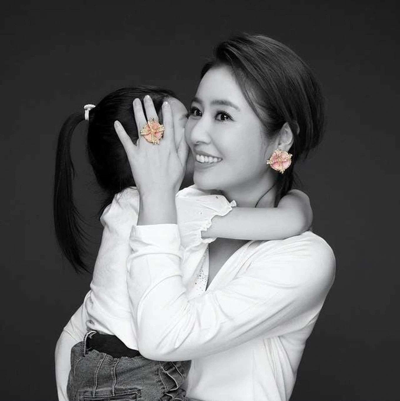 Con gái Lâm Tâm Như cao nhất lớp, bị mẹ cấm làm idol kpop? - Hình 4