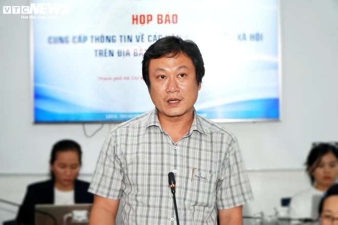 Đàm Vĩnh Hưng bị sờ gáy vì huy hiệu lạ, buộc tắt đài sau live concert - Hình 3