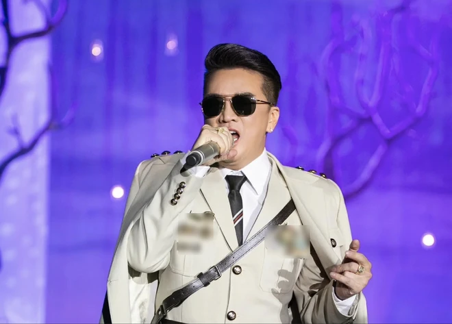 Đàm Vĩnh Hưng bị sờ gáy vì huy hiệu lạ, buộc tắt đài sau live concert - Hình 1
