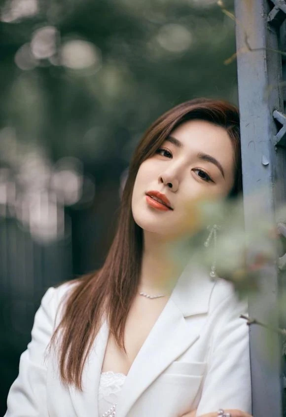 Triệu Lệ Dĩnh không được lòng Trương Nghệ Mưu, bị 1 mỹ nhân ngang nhiên cướp vai - Hình 4