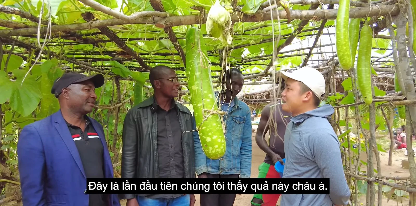 Quang Linh đi vắng, team châu Phi được Phó Chủ tịch cùng Bí thư huyện ghé thăm - Hình 2