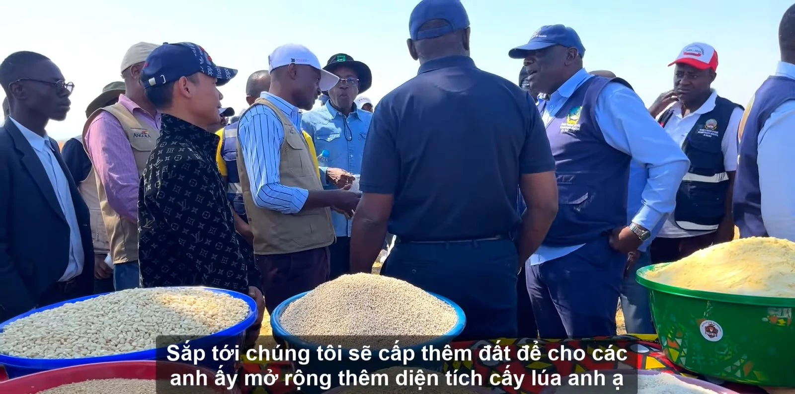 Quang Linh đi vắng, team châu Phi được Phó Chủ tịch cùng Bí thư huyện ghé thăm - Hình 7