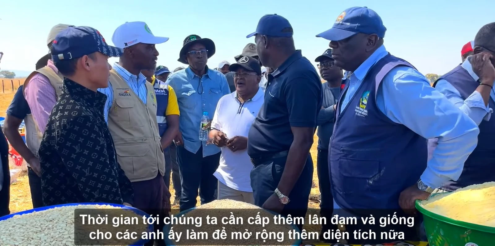 Quang Linh đi vắng, team châu Phi được Phó Chủ tịch cùng Bí thư huyện ghé thăm - Hình 6