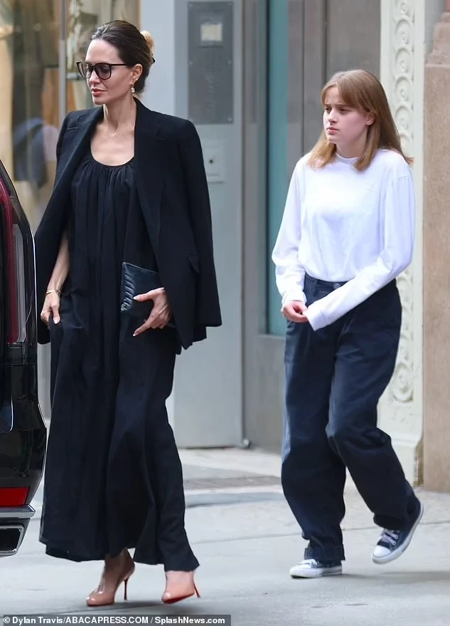 Con gái út nhà Angelina Jolie bị Pax Thiên dạy hư, làm điều hơn thua chị gái - Hình 7