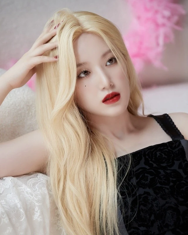 Kha Chấn Đông trác táng bậc nhất Cbiz, hẹn hò với bình hoa di động Kpop? - Hình 7