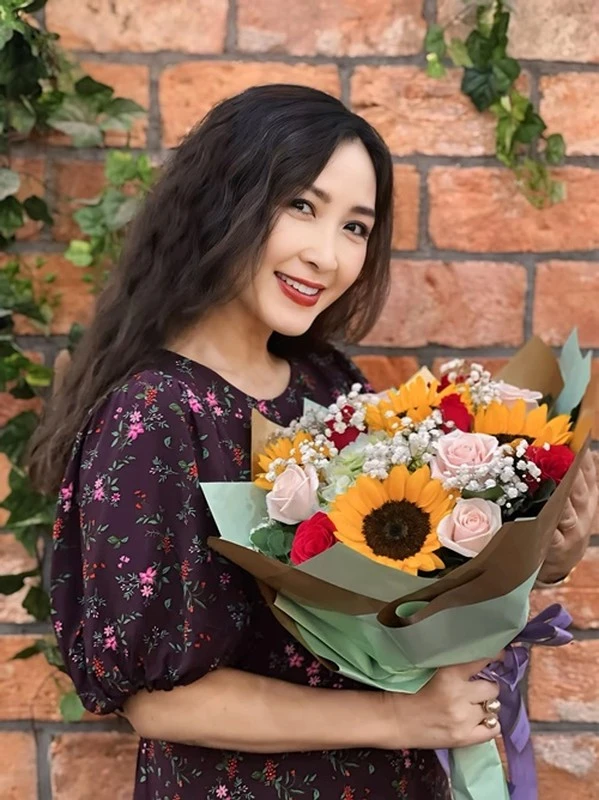 Khánh Huyền: U50 đẹp nghiêng nước nghiêng thành, màn tái xuất khiến fan lụy - Hình 3