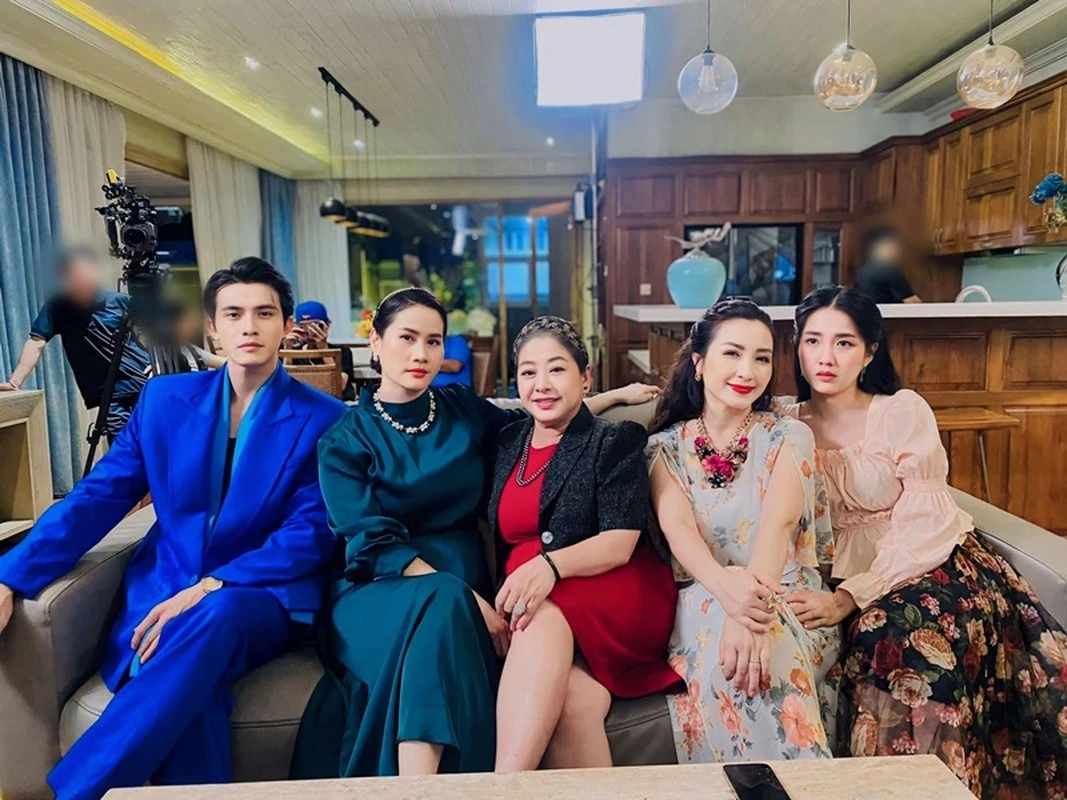 Khánh Huyền: U50 đẹp nghiêng nước nghiêng thành, màn tái xuất khiến fan lụy - Hình 5