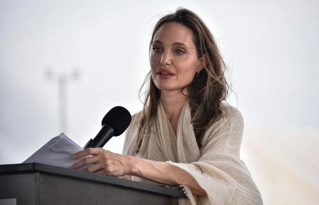 Angelina Jolie bất ngờ hạ mình với Brad Pitt, năn nỉ chồng cũ buông tha? - Hình 1