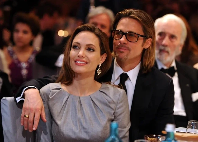Angelina Jolie bất ngờ hạ mình với Brad Pitt, năn nỉ chồng cũ buông tha? - Hình 6