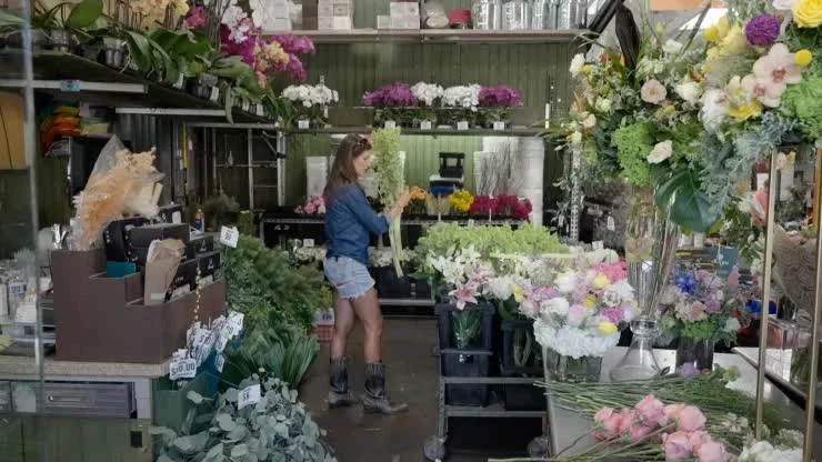 Cô gái 24 tuổi bỏ việc đi bán hoa, kiếm hơn 400 triệu/tháng nhờ đam mê kỳ lạ - Hình 3