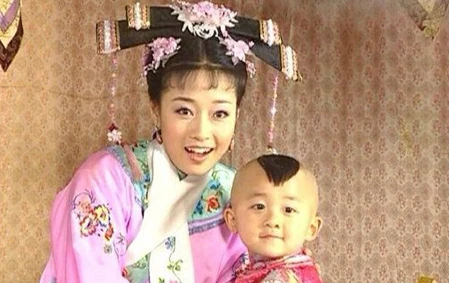 Giả Vân Triết: Con của Hạ Tử Vy, 27 tuổi vẫn như đứa trẻ lên 10 - Hình 3