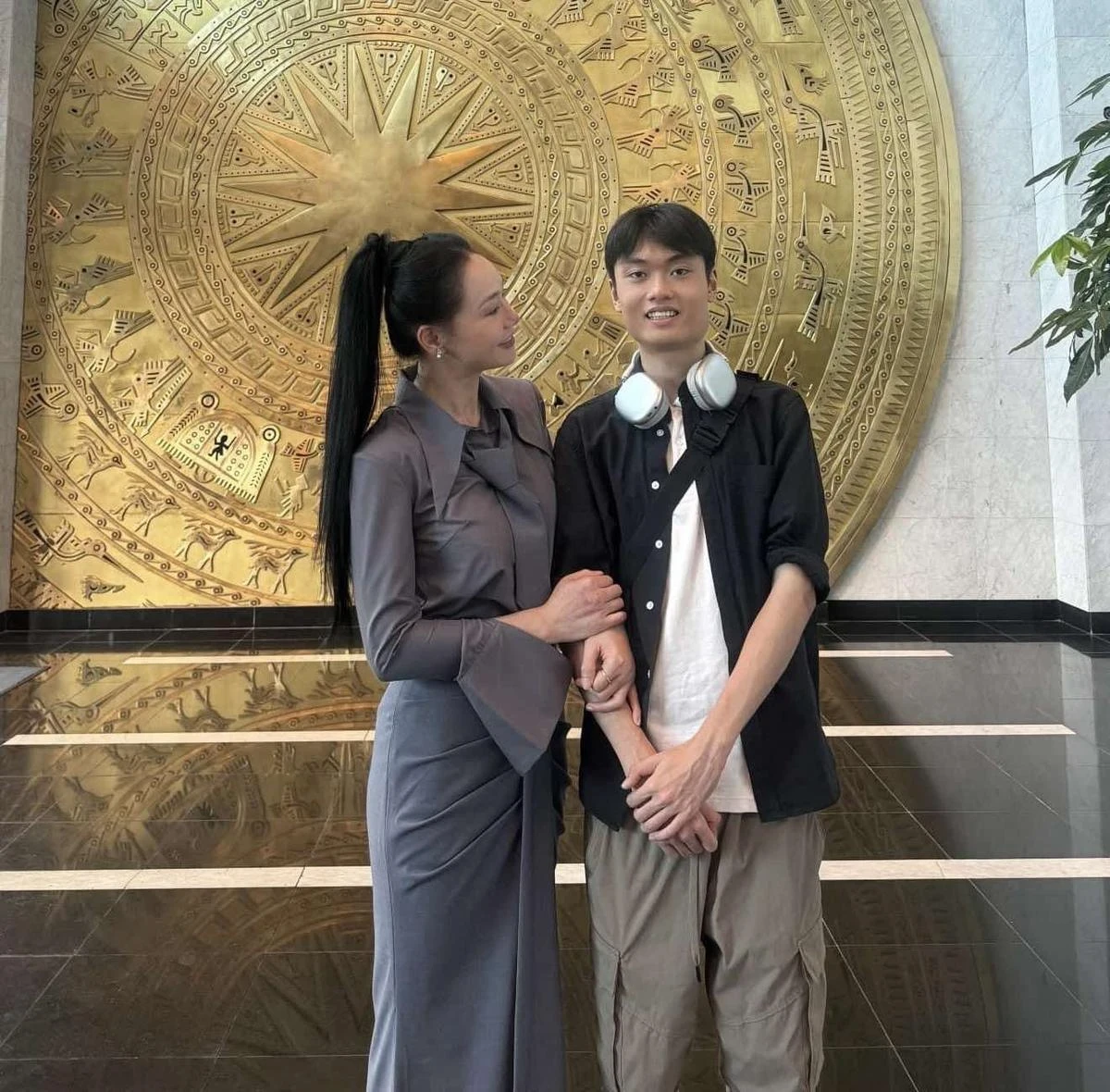 Mẹ chồng Phương Oanh khoác tay tình cảm với chàng trai trẻ danh tính gây chú ý - Hình 1