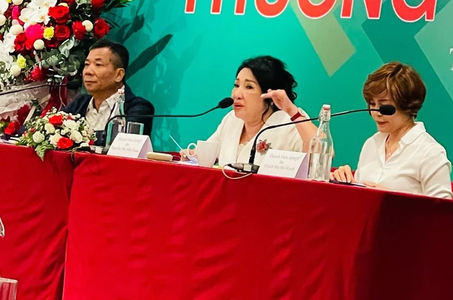 Mẹ Cường Đôla hét ra lửa, từng quát mắng cổ đông, đòi tống cổ khỏi hội trường - Hình 1