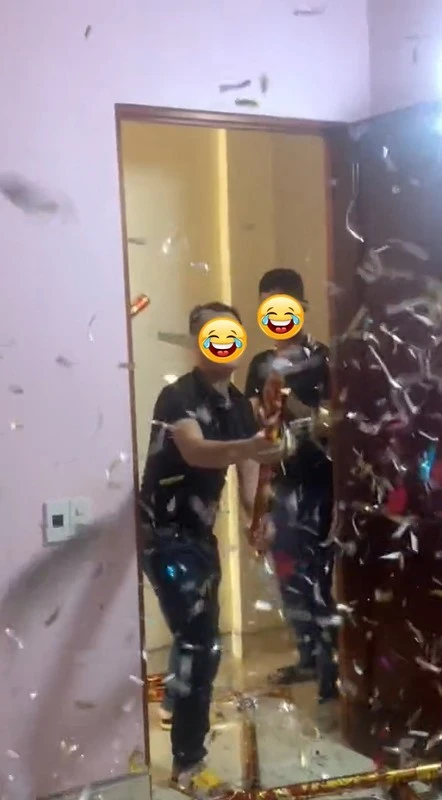 Cô dâu liên tục bị xịt sâm panh vào người ở hôn lễ, phẫn nộ có hành động cực gắt - Hình 5