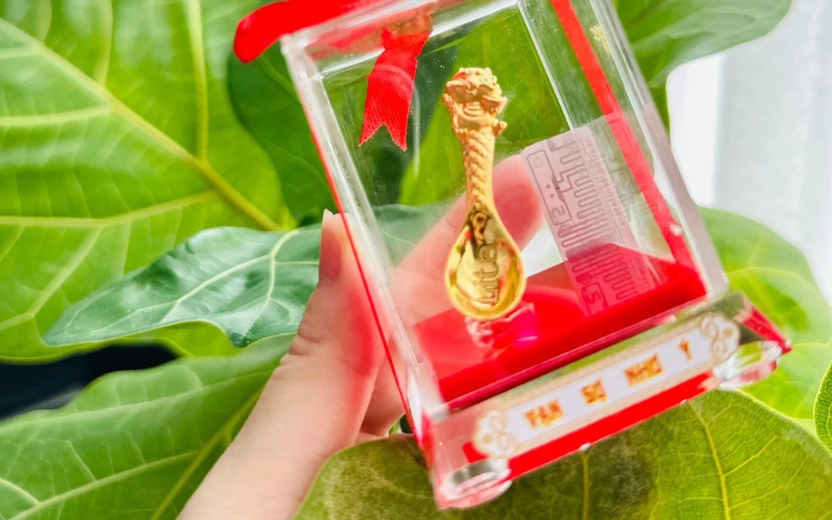 Kha Ly khoe con gái nhận được quà làm bằng vàng, bất ngờ về danh tính người tặng - Hình 2
