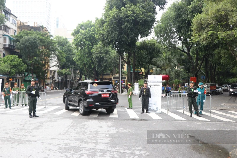 Lễ viếng Tổng bí thư Nguyễn Phú Trọng: Người dân đợi từ 3h sáng, khóc nức nở - Hình 2