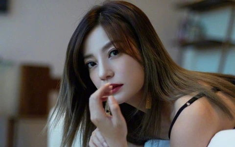 Triệu Vy lộ diện ở sân bay, tỏ thái độ lạ khi bị hỏi chuyện tái xuất, xin 1 điều - Hình 8