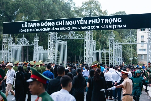 Quang Hải về quê Đông Anh viếng TBT Nguyễn Phú Trọng, nghẹn ngào viết sổ tang - Hình 1