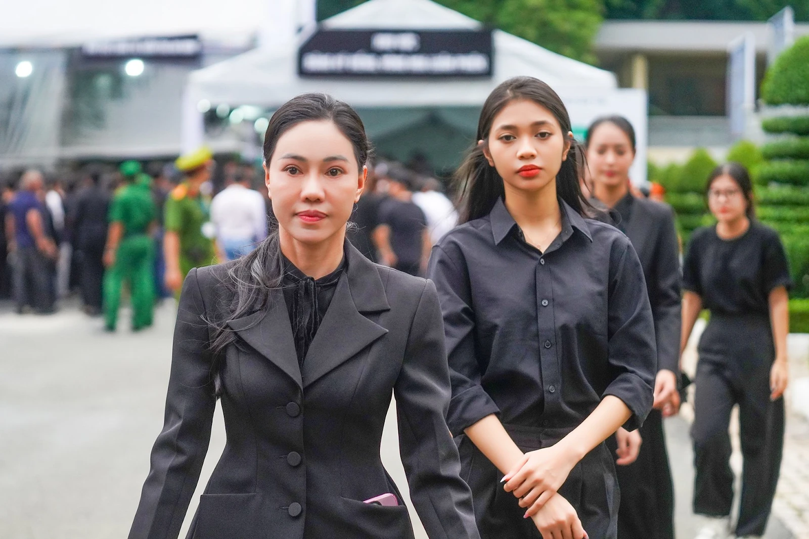 Quang Hải về quê Đông Anh viếng TBT Nguyễn Phú Trọng, nghẹn ngào viết sổ tang - Hình 8