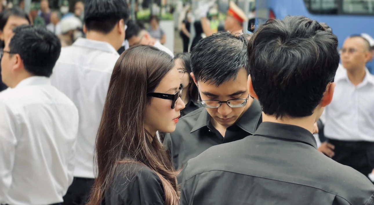 Quang Hải về quê Đông Anh viếng TBT Nguyễn Phú Trọng, nghẹn ngào viết sổ tang - Hình 13