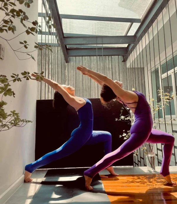 Mẹ ruột Hà Hồ: Vóc dáng chuẩn nhờ yoga, nhận xét sốc về con rể Cường Đôla - Hình 2