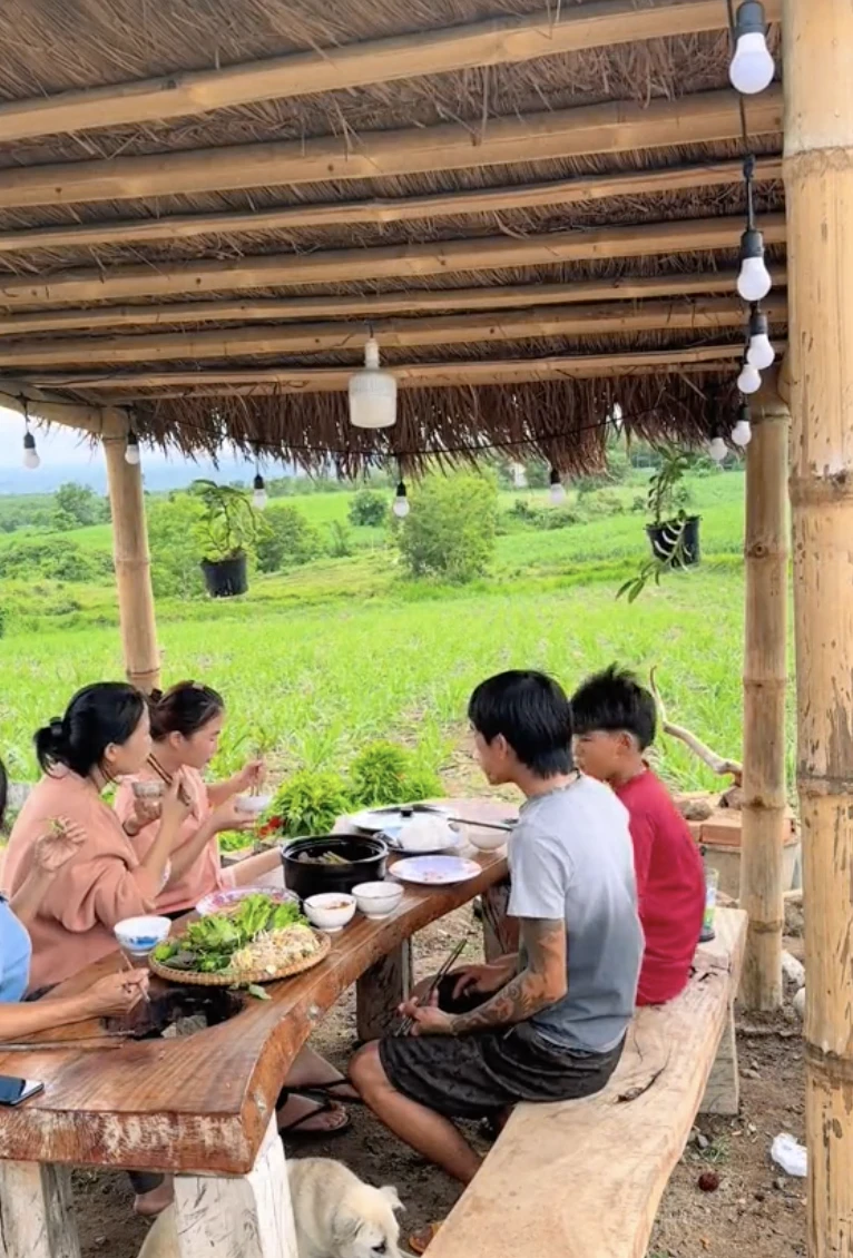 Chú rể nghèo cưới vợ ở nhà rách, đổi đời nhờ dấn thân sáng tạo nội dung - Hình 7
