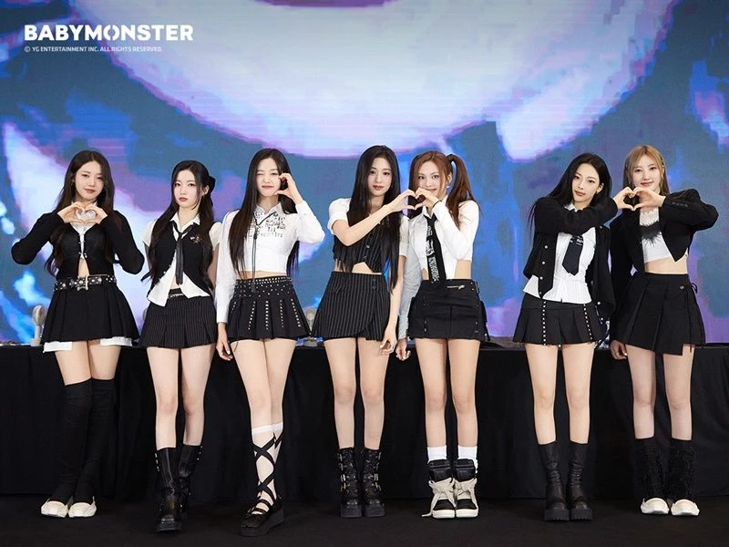 Baby Monster hé lộ tên fandom và lightstick, bị chê sến, ILLIT hả hê khoe top 1 - Hình 4