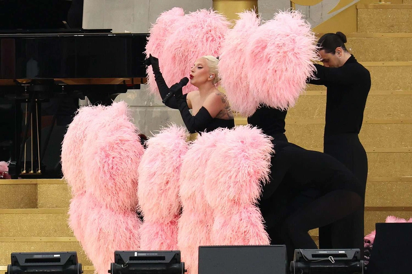 Lady Gaga bị tố đạo nhái sau màn trình diễn ở khai mạc Olympic Paris, CĐM sốc - Hình 2