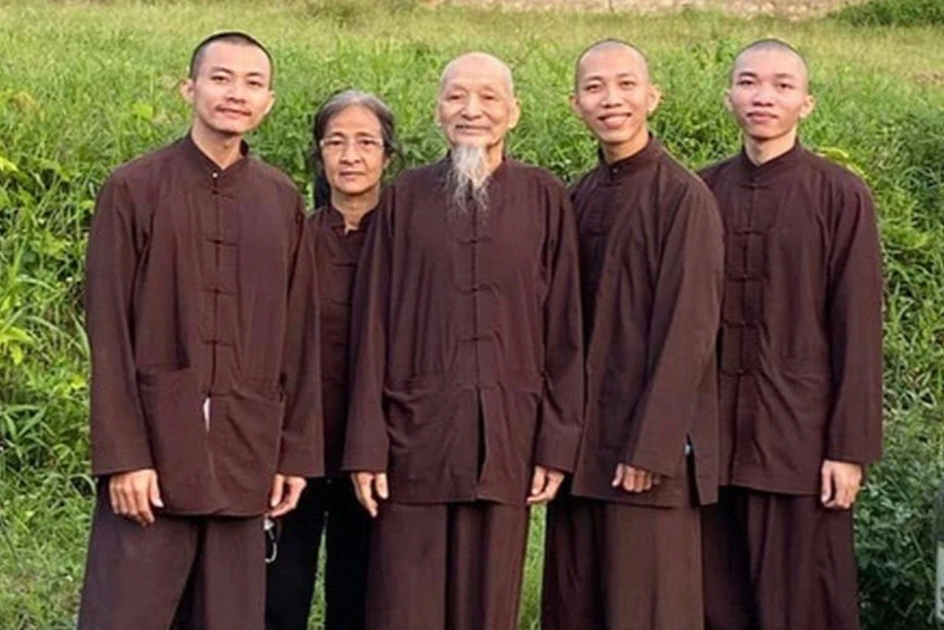 Vợ thầy ông nội Tịnh Thất Bồng Lai qua đời khi tại ngoại, em ruột hé lộ tin sốc! - Hình 2