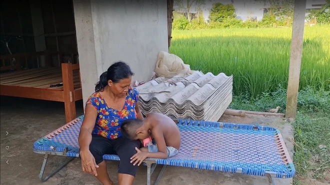 Cậu bé bị mù kỳ dị, 6 năm không ăn cơm, chỉ gặm gỗ, đất đá để sống, vì sao ? - Hình 6