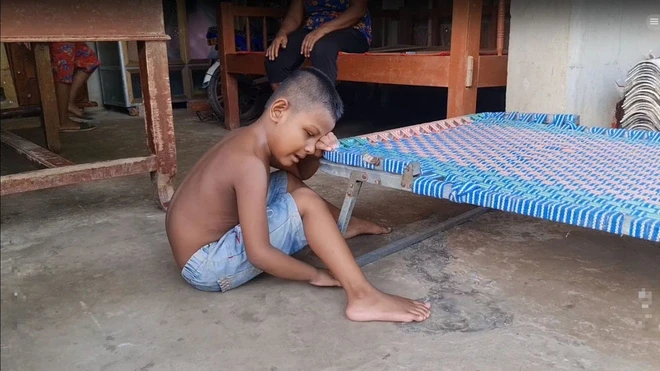 Cậu bé bị mù kỳ dị, 6 năm không ăn cơm, chỉ gặm gỗ, đất đá để sống, vì sao ? - Hình 1