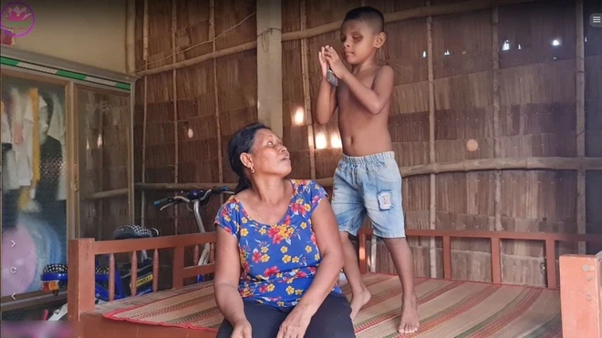 Cậu bé bị mù kỳ dị, 6 năm không ăn cơm, chỉ gặm gỗ, đất đá để sống, vì sao ? - Hình 3