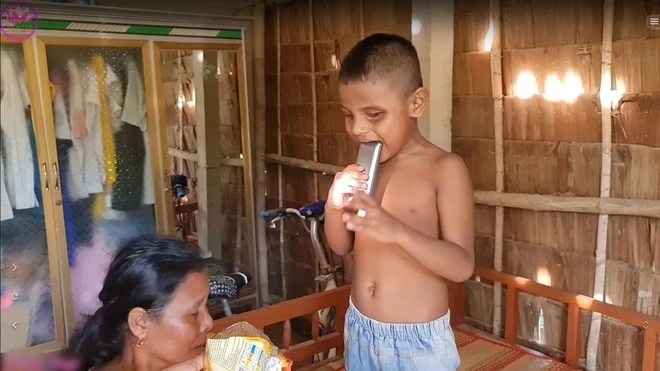 Cậu bé bị mù kỳ dị, 6 năm không ăn cơm, chỉ gặm gỗ, đất đá để sống, vì sao ? - Hình 5