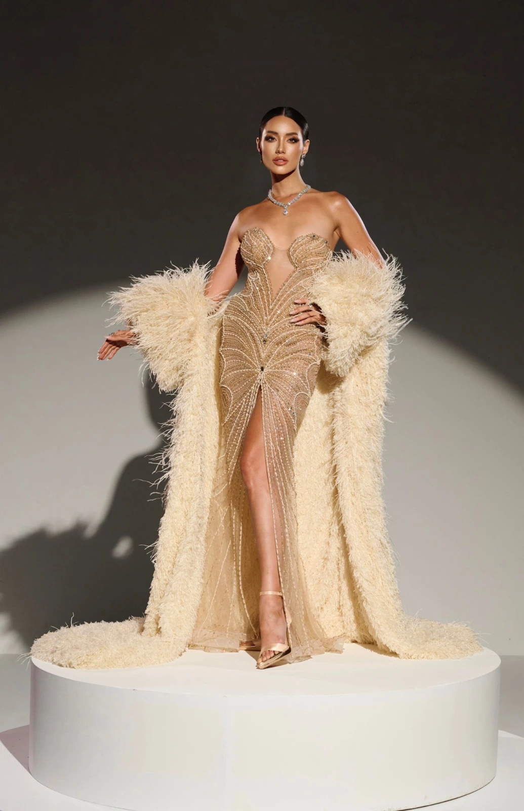 Miss Supranational: 1 thí sinh mặt trắng bệch, răng ố vàng khiến fan hoảng hốt - Hình 5