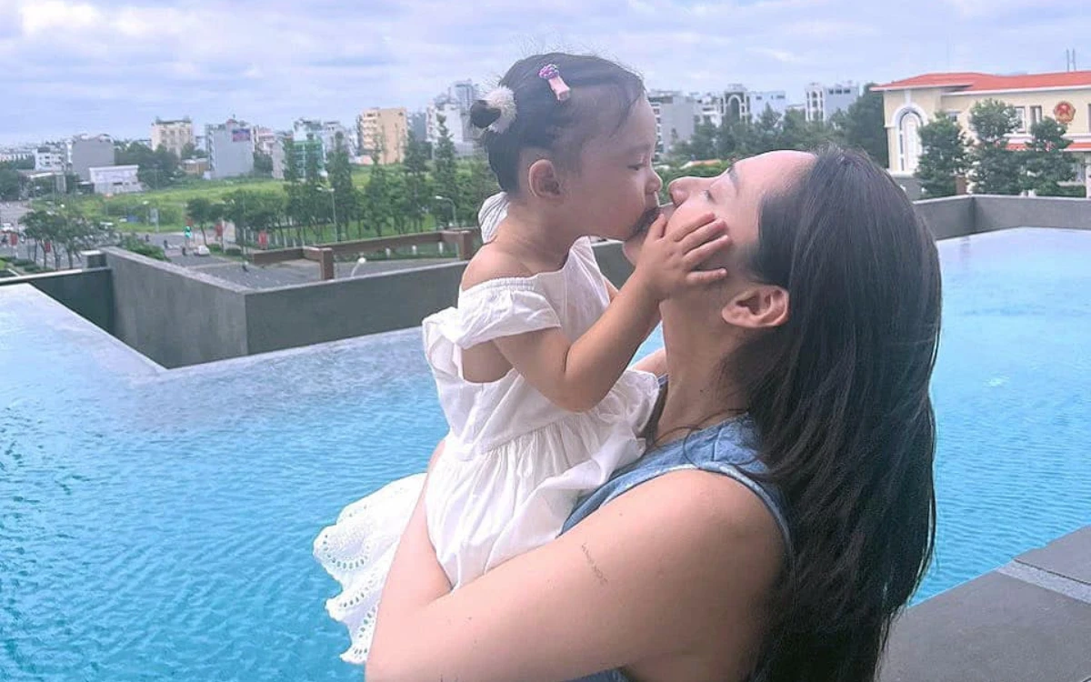 Bảo Anh bất chấp để con gái nhỏ đi học sớm, lý do gây tò mò, fan nhìn mà xót - Hình 3