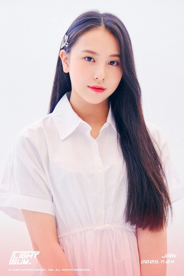 Lightsum: Em gái (G)I-DLE, sở hữu thành viên có visual hệt Nayeon và Jennie - Hình 11