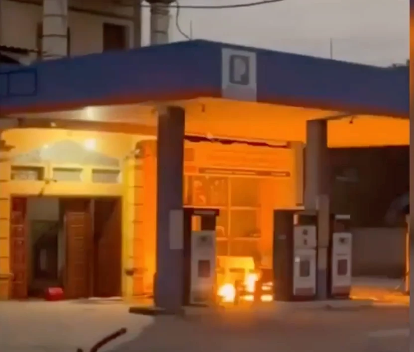 Kinh hãi nam thanh niên lao vào cây xăng phóng hỏa, có biểu hiện nghiện ngập - Hình 6