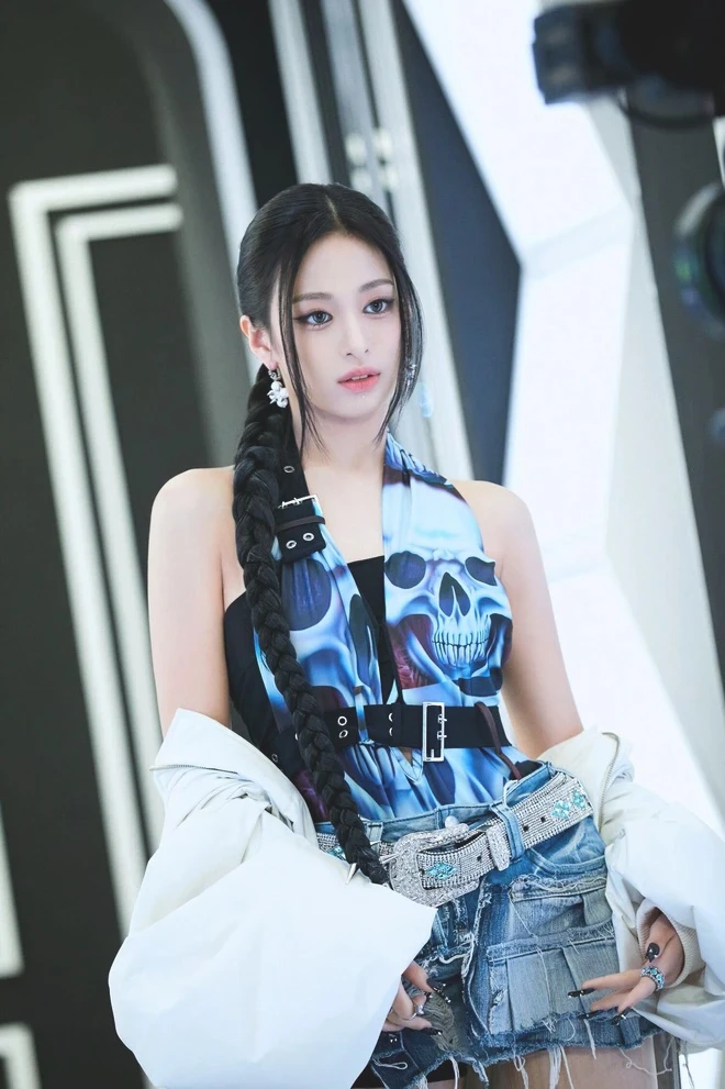 Ahyeon (BABYMONSTER) thôi miên fan, sở hữu một tuyệt kỹ giống hệt Rosé - Hình 1