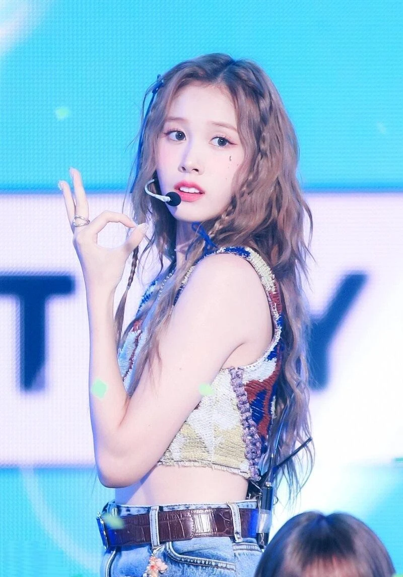 J (STAYC): Nữ idol từng bị nhốt trong siêu thị, vừa debut đã bị sân si nhan sắc - Hình 6