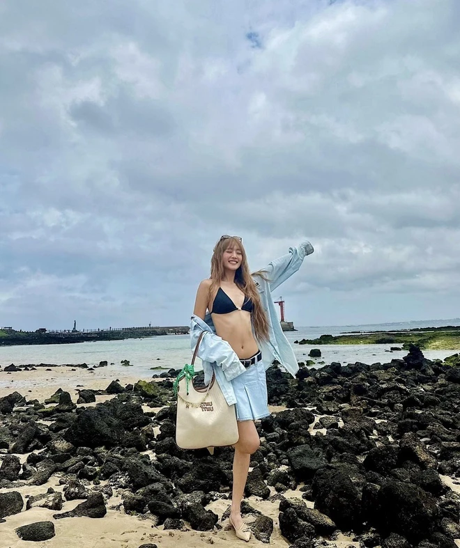 Bạn thân Lisa thả dáng với bikini nhưng lại khiến dân tình lo lắng 1 điều - Hình 3