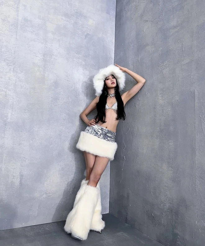 Bạn thân Lisa thả dáng với bikini nhưng lại khiến dân tình lo lắng 1 điều - Hình 9
