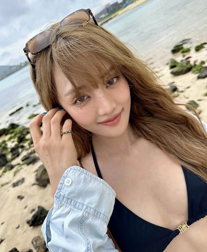 Bạn thân Lisa thả dáng với bikini nhưng lại khiến dân tình lo lắng 1 điều - Hình 4