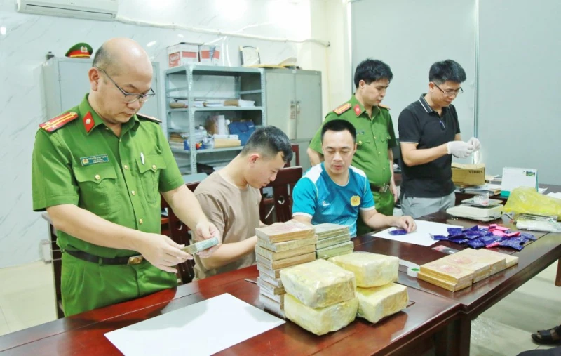 Bắt 2 đối tượng, thu giữ 27 bánh heroin và 5 kg ma túy đá - Hình 3