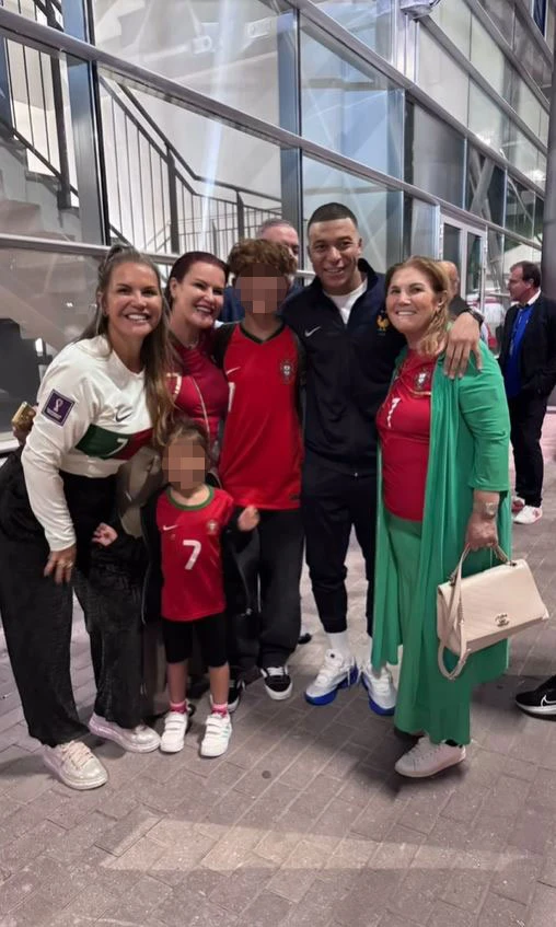 Bồ Đào Nha bị loại, gia đình Ronaldo làm điều bất ngờ với Mbappe - Hình 1