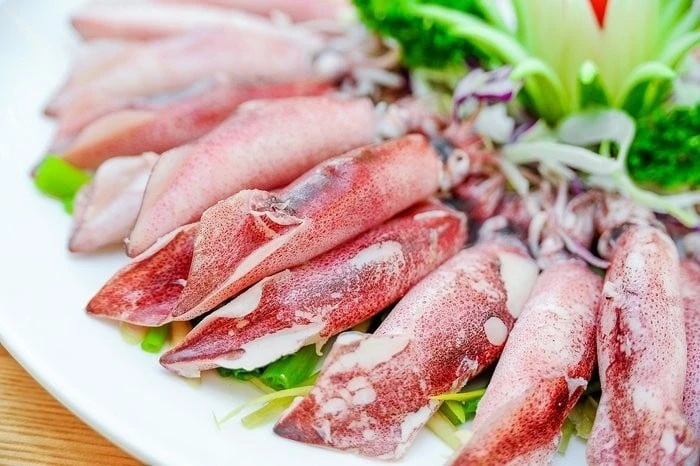 Chỉ cần nắm rõ 8 mẹo này đảm bảo mực luộc giòn ngọt, căng mọng, không tanh - Hình 2